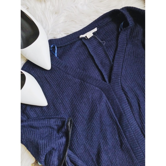 onetheland Sweaters - ❤️ 3 items for $20❤️ V-Neck Blue Sweater 🎀 onetheland Sweaters - ❤️ 3 items for $20❤️ V-Neck Blue Sweater 🎀